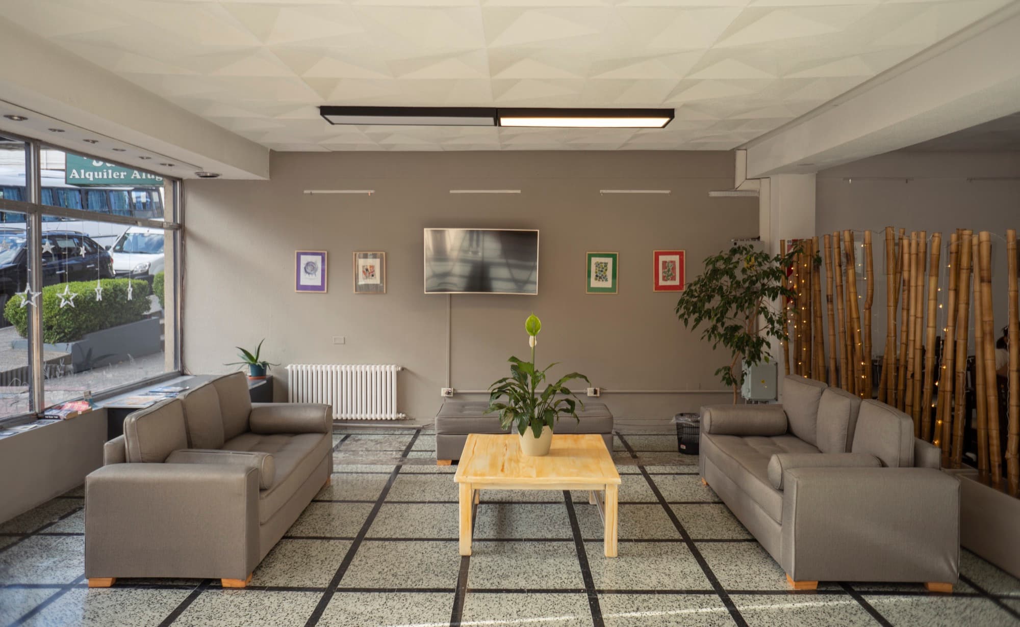 Lobby de NBH Premier — sillones, plantas y luz natural